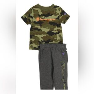 Pre-owned Champion t-shirt & sweatpants set for boys Army Green print /Size: 2T